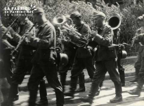 Juin 1940 défilé troupes d'occupation (fanfare)